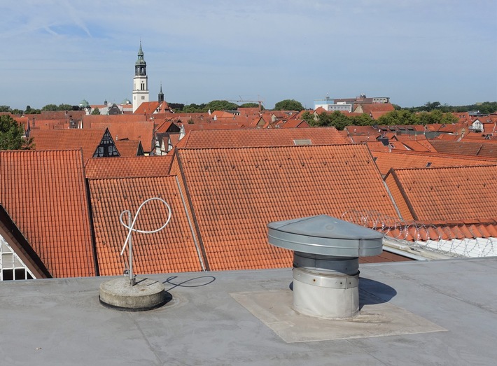 POL-CE: Celle - Sachbeschädigung an Blitzableitern auf Hausdach in der Innenstadt