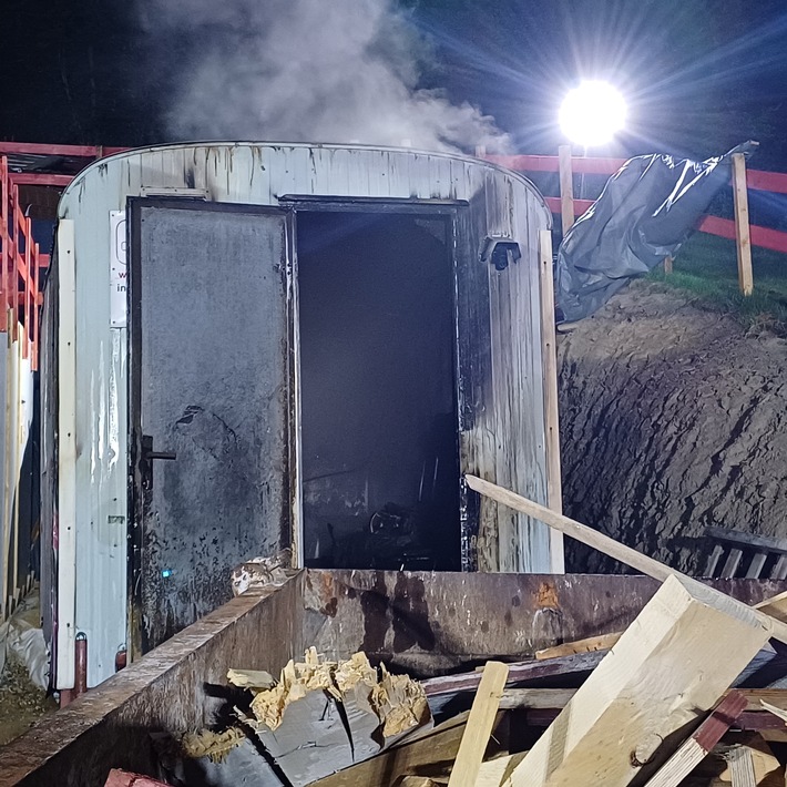 FW-EN: Wetter - brennender Bauwagen in der Nacht