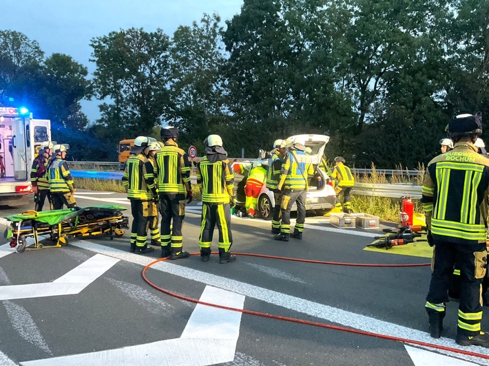 FW-BO: Verkehrsunfall auf der A40: Schwerverletzte Person nach technischer Rettung aus Fahrzeug befreit