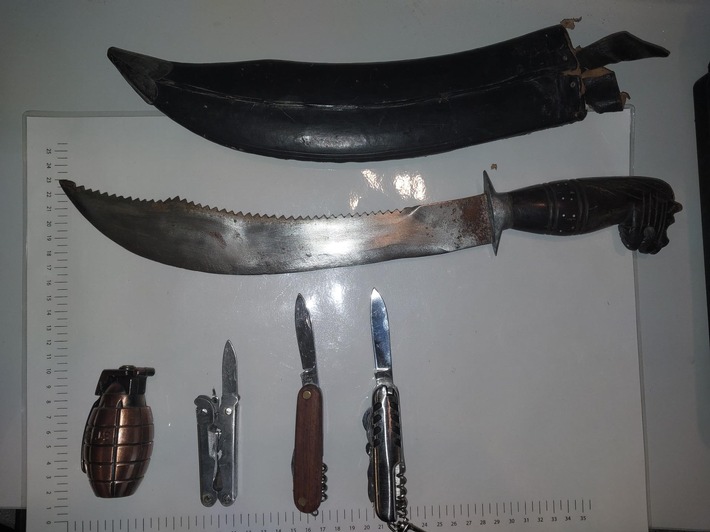 BPOL-H: Mann ohne Fahrschein, aber mit gestohlenem Fahrrad und Machete im Gepäck, greift Bundespolizisten an