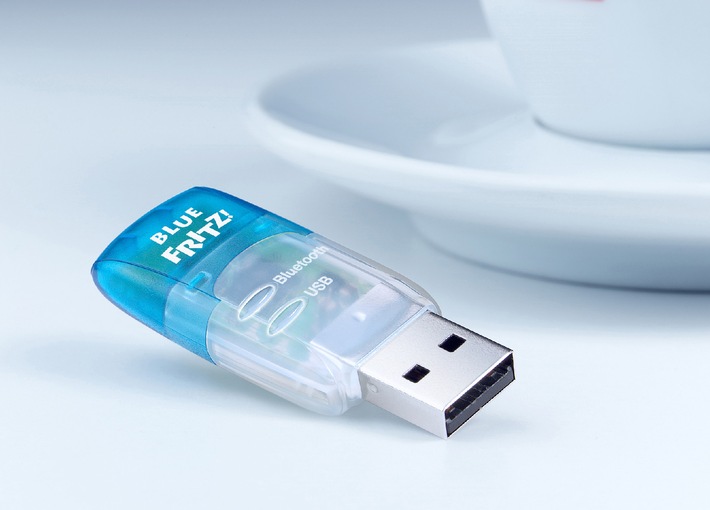 BlueFRITZ! USB ab sofort in neuer Version erhältlich / AVM BlueFRITZ! USB v2.0 - kleiner, stärker, günstiger / Verbindet den PC kabellos mit ISDN, DSL, Handy und Drucker