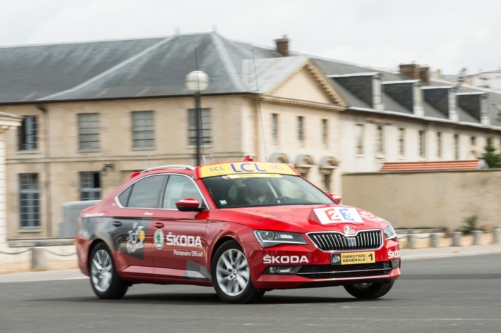 Prominenter Auftritt: Neuer SKODA Superb ist &#039;Red Car&#039; der Tour de France 2015 (FOTO)