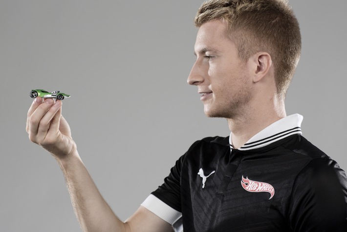 Von schnellen Bällen zu heißen Reifen - Fußball-Nationalspieler Marco Reus kommt als Testimonial von Hot Wheels den Fans ganz nah (BILD)