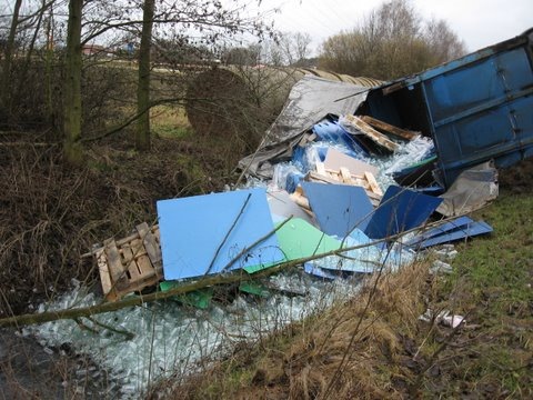 POL-WL: Winsen - Lkw von Fahrbahn abgekommen ++ Seevetal/Maschen - Pkw aufgebrochen ++ Neu Wulmstorf - Navi geklaut ++ und weitere Meldungen