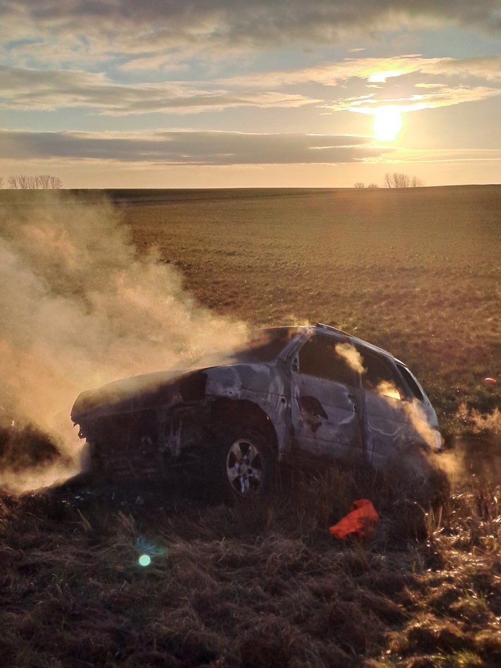 POL-WOB: Pkw gerät nach Unfall in Brand - 27-jähriger Fahrer bleibt unverletzt