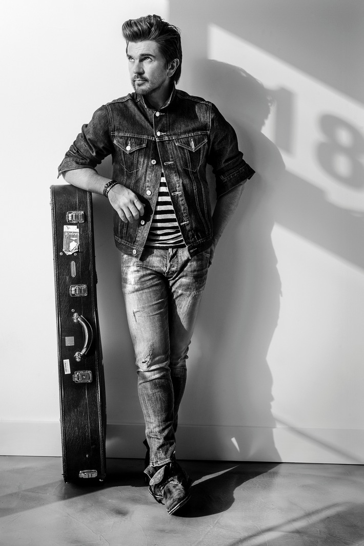 Der mehrfache Grammy-Gewinner JUANES gibt eine spezielle Ausgabe seines Chart Spitzenreiter-Albums "Loco de Amor" und Daten seiner Europa-Tournee im Juli bekannt