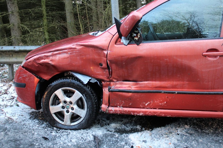 POL-OE: Witterungsbedingter Verkehrsunfall mit zwei Verletzten
