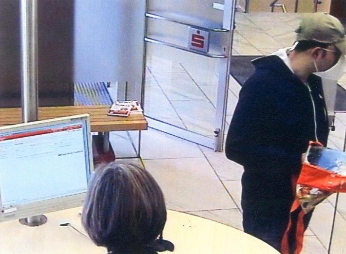 POL-D: Unterrath - Überfall in Geldinstitut - Polizei fahndet mit Bildern aus der Überwachungskamera