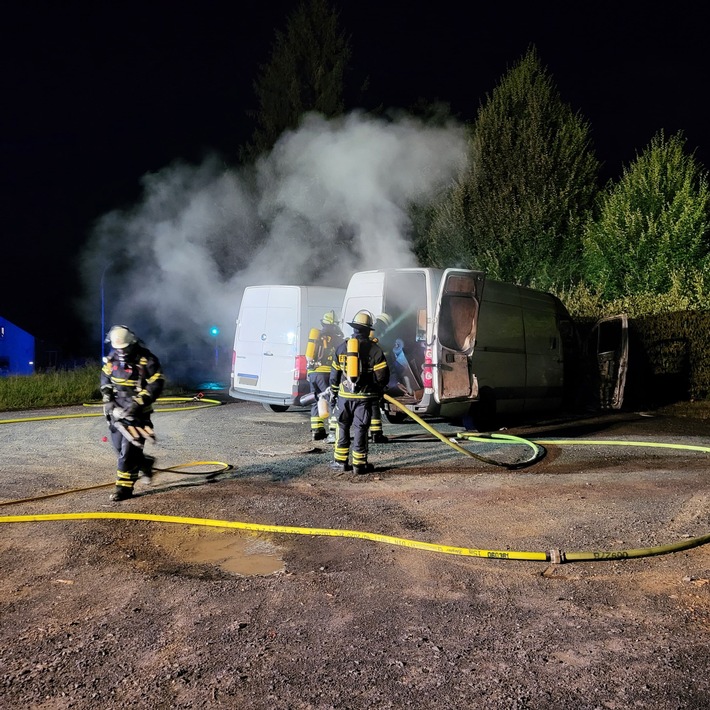 FW Königswinter: Zwei brennende Transporter in Sandscheid