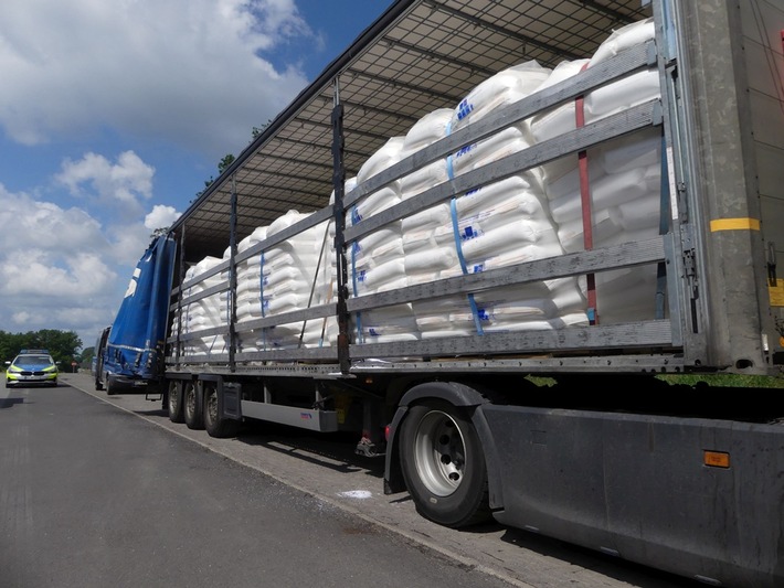 POL-OH: Ladung gekippt und deutlich zu schnell unterwegs - Autobahnpolizei Bad Hersfeld stoppt Sattelzug auf der A5