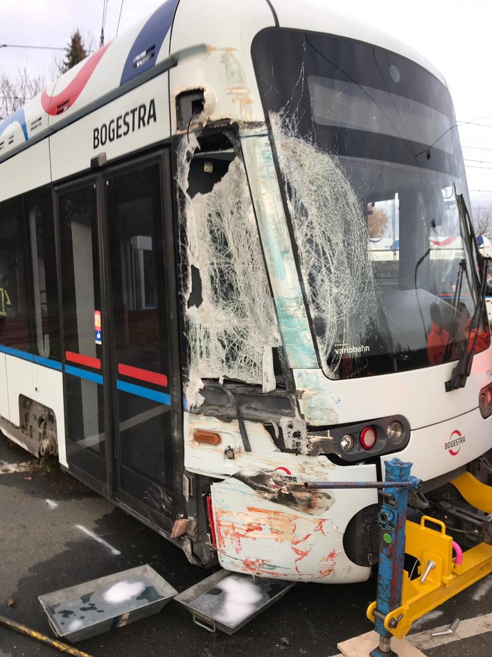 POL-BO: Folgenschwerer Verkehrsunfall: Straßenbahn entgleist - elf Verletzte!