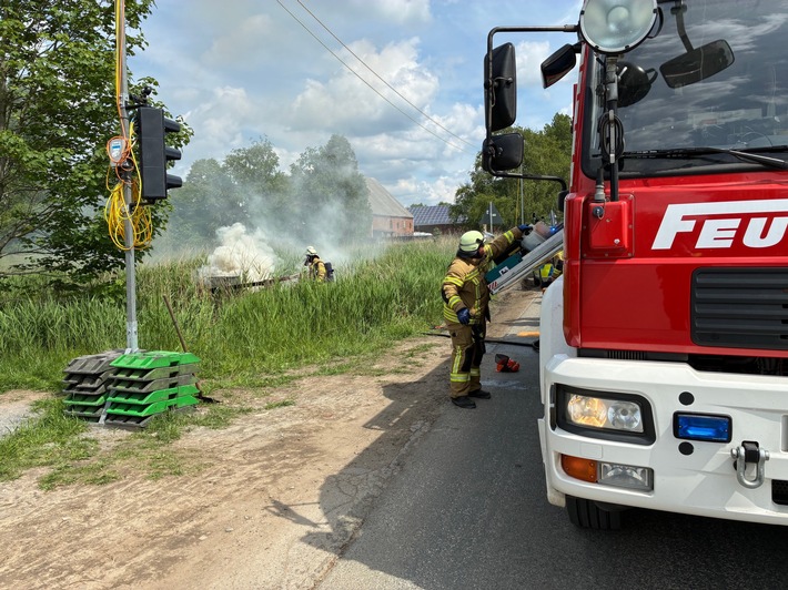 POL-CUX: Brand in Verteilerkasten sorgt für Verkehrsbehinderungen rund um Karls Erlebnisdorf