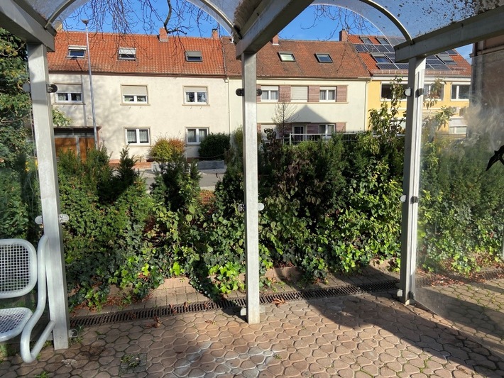 POL-PDLU: Zwei eingeschlagene Glasscheiben am Bahnhof in Lambsheim