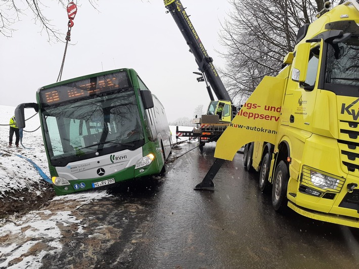 POL-HI: Linienbus kommt von schneeglatter Fahrbahn ab und wird geborgen