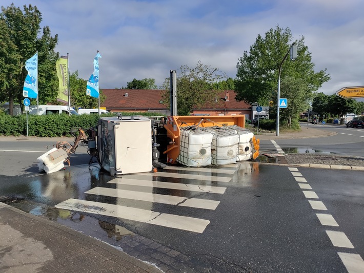 POL-HK: Hodenhagen: Reinigungsfahrzeug kippt um (FOTO); Neuenkirchen/Schneverdingen: Alkoholisierte E-Scooter-Fahrer; Walsrode: Schwerer Verkehrsunfall