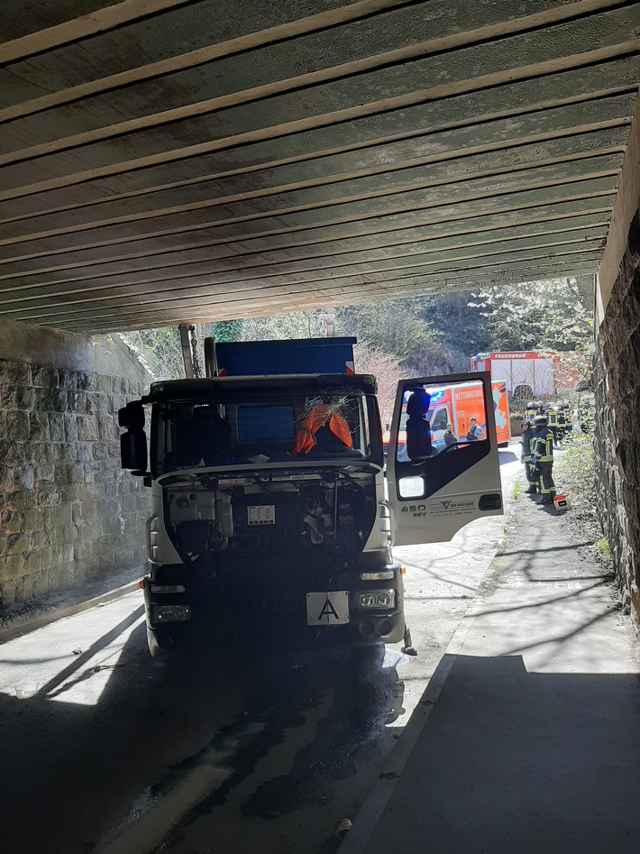 FW-EN: Wetter - Lkw fährt gegen Brücke