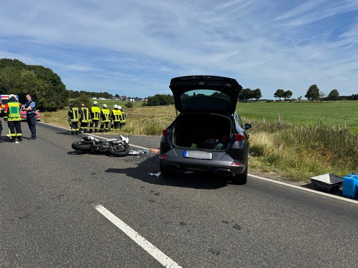 FW VG Westerburg: Schwerer Verkehrsunfall auf Bundesstraße 255 - Motorrad kollidiert mit PKW