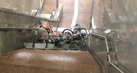 POL-BO: Sachbeschädigung: Männer werfen Fahrräder auf Treppe einer Bochumer U-Bahn-Station