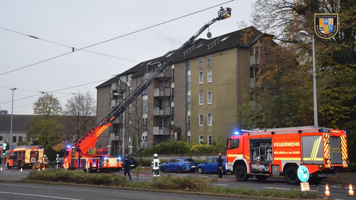 FW-MH: Brand in einer Dachgeschosswohnung. Wohnung unbewohnbar.