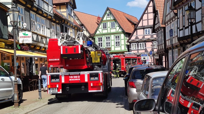 FW Celle: Küchenbrand in einem Fachwerkhaus in der Celler Altstadt! Zwei verletzte Personen!