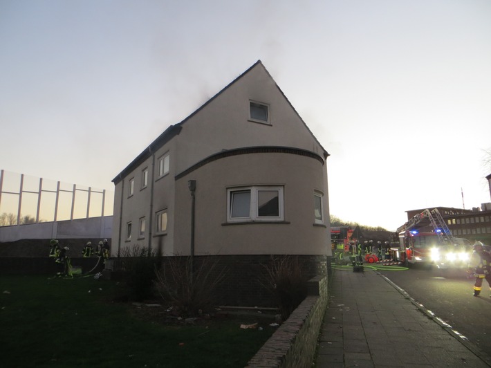 FW-E: Kellerbrand in einem Mehrfamilienhaus in Essen-Kray, eine verletzte Person