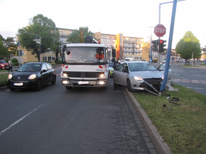 POL-ME: Ein Verletzter und hoher Sachschaden - Velbert - 1905050