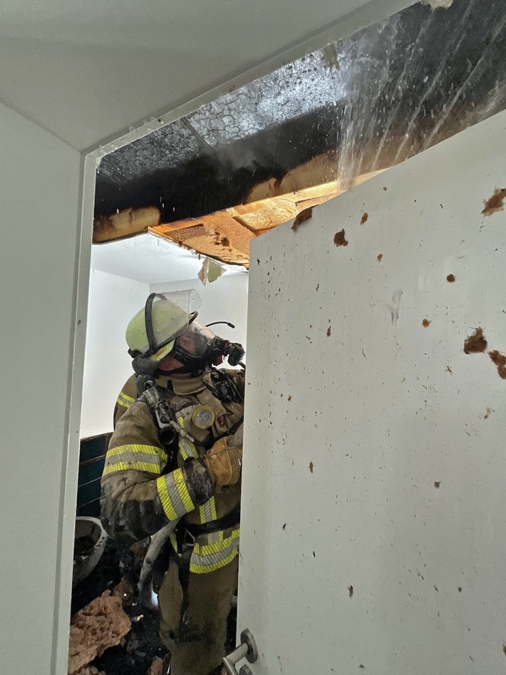 FW-NE: Schwelbrand in Wohnhaus | Feuerwehr öffnet Kabelschächte unter Atemschutz