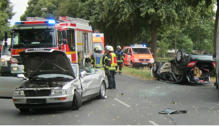 FW Dinslaken: Verkehrsunfall auf der Hünxer Str.