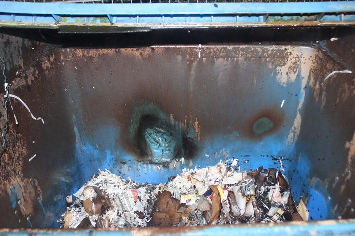 POL-ME: Müllcontainer in Brand gesetzt: Polizei ermittelt - Hilden - 2101107