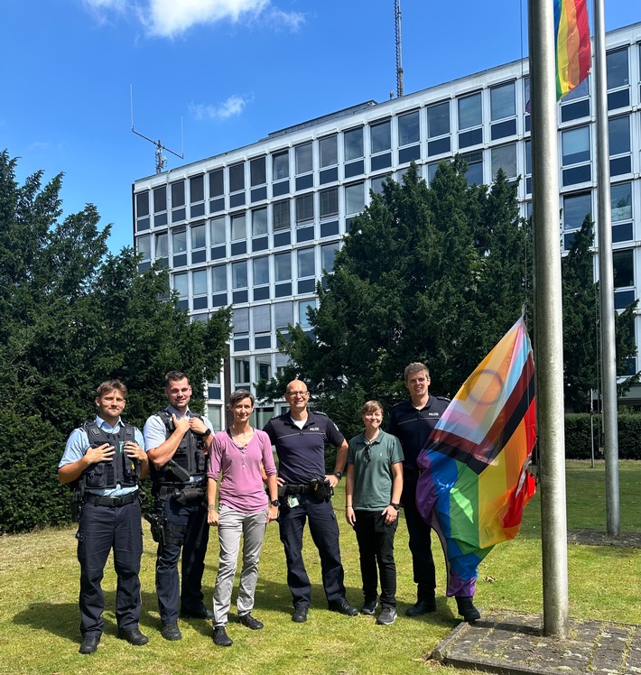 POL-MS: Regenbogenflagge auch am Polizeipräsidium gehisst - Polizeipräsidentin Alexandra Dorndorf stellt neue Ansprechpersonen für queere Menschen vor