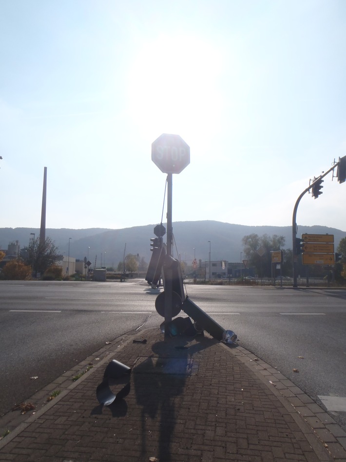 POL-PDKH: Beim Abbiegen gegen Ampel gestoßen