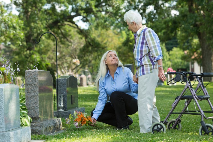 Todesfall in der Familie: Das Versicherungs-ABC für Angehörige / Die DVAG erklärt, was es bei Versicherungsverträgen von Verstorbenen zu beachten gibt