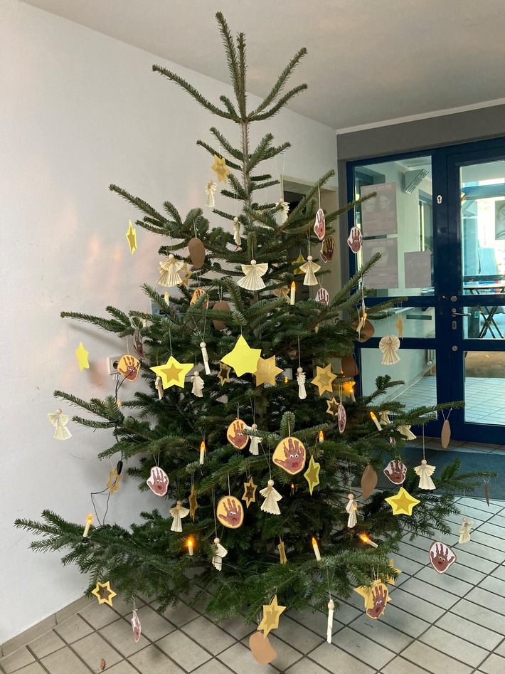 POL-PDMY: Wunderschön geschmückter Weihnachtsbaum bei der Polizei Cochem