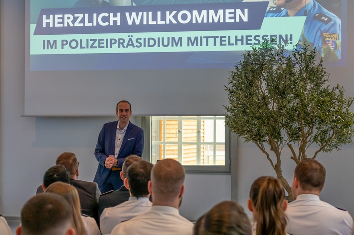 POL-GI: Polizeipräsident Torsten Krückemeier begrüßt neue Kolleginnen und Kollegen -