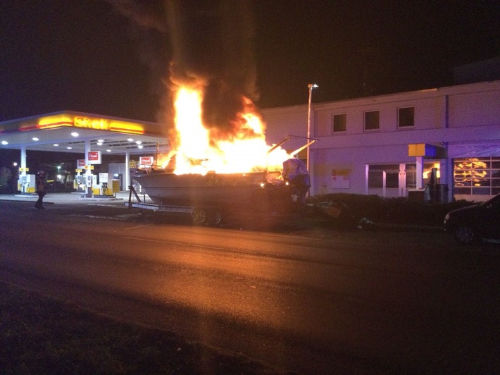FW-BN: Brand einer Motorjacht - Boot war auf einem Trailer vor einer Tankstelle abgestellt