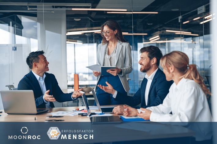 Der Mensch als Schlüssel zum Erfolg: Was Unternehmen jetzt gegen den Personalmangel tun können. ©Yaroslav Astakhov_AdobeStock (A group of business people partners during a set team meeting in the modern office.) / Weiterer Text über ots und www.presseportal.de/nr/152921 / Die Verwendung dieses Bildes für redaktionelle Zwecke ist unter Beachtung aller mitgeteilten Nutzungsbedingungen zulässig und dann auch honorarfrei. Veröffentlichung ausschließlich mit Bildrechte-Hinweis.