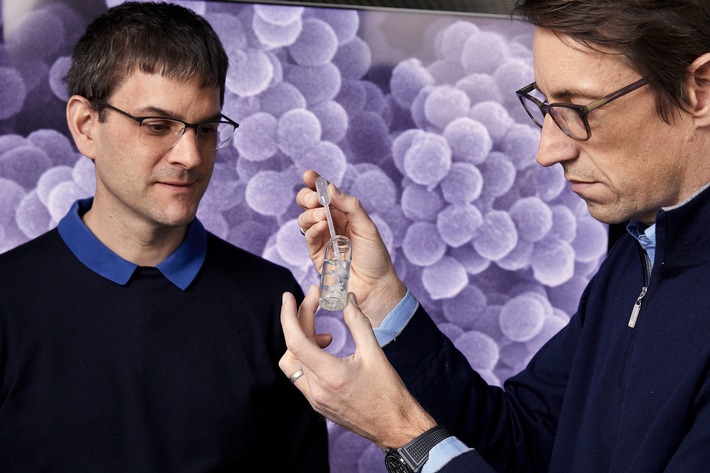 Les professeurs de l'ETH Zurich, Wendelin Stark (à gauche) et Robert Grass (à droite) sont nommés finalistes pour le Prix de l'inventeur européen 2021 pour avoir créé un stockage de données stable sur de l'ADN encapsulé dans du verre. Dans une infime quantité d'ADN synthétique, on peut stocker 400'000 téraoctet de données, soit l'équivalent de toutes les vidéos actuellement disponibles sur Youtube. / Texte complémentaire par ots et sur www.presseportal.ch/fr/nr/100062023 / L'utilisation de cette image est pour des buts redactionnels gratuite. Publication sous indication de source: europaeischer-erfinderpreis-2021-finalisten-wendelin-stark-links-robert-grass-rechts-iii.jpg