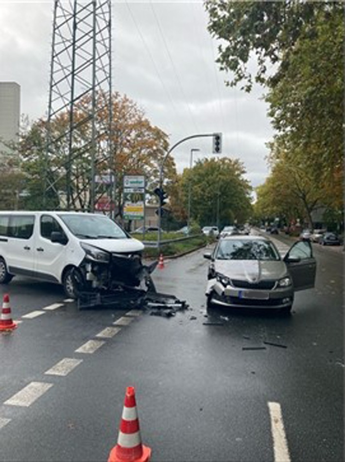 POL-ME: Zusammenstoß im Einmündungsbereich fordert eine verletzte Person und hohen Sachschaden - Ratingen - 2210084