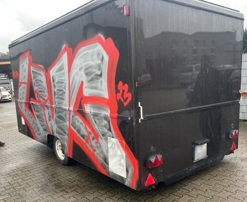 POL-HL: Lübeck - St. Gertrud / Anhänger mit Graffiti beschmiert - Polizei bittet um Mithilfe