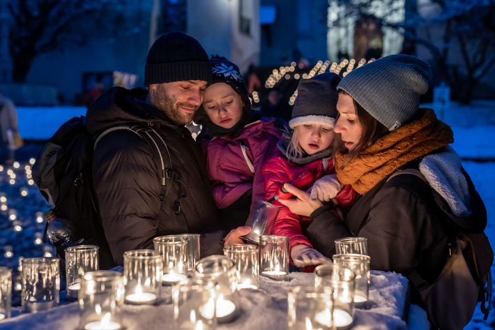 Action de Caritas &quot; Un million d&#039;étoiles &quot; dans toute la Suisse / Des milliers de bougies en signe de solidarité