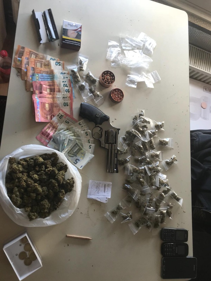 POL-DO: Lünen, Steinstraße
Drogenhandel aus Wohnung  - Festnahme von drei Tatverdächtigen