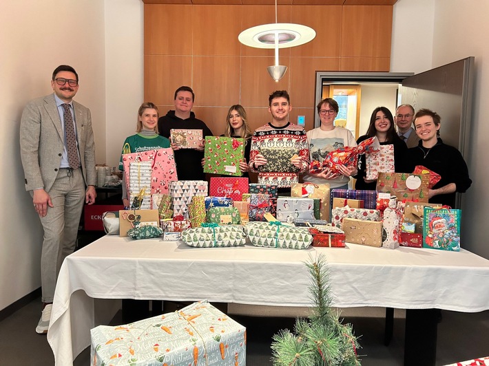 Mitarbeiterinnen und Mitarbeiter der Provinzial Versicherung erfüllen 170 Weihnachtswünsche