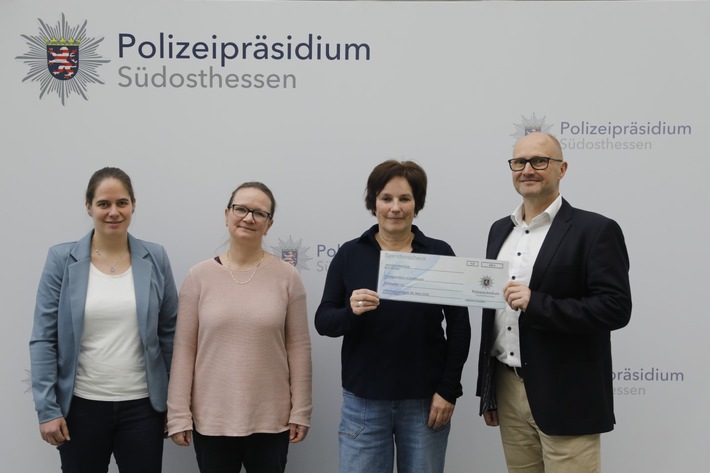 POL-OF: Gemeinsam Gutes tun: 600 Euro Spende für "Wildwasser e. V."