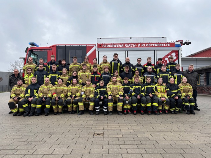 FW-OLL: Erfolgreicher Abschluss der Grundausbildung bei der Feuerwehr