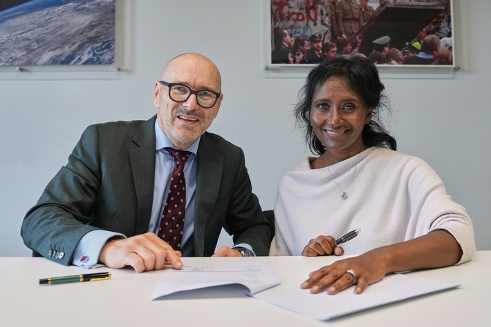 dpa und AP vertiefen Kooperation: neues umfassendes Videoangebot aus einer Hand für den deutschsprachigen Markt. Daisy Veerasingham, Präsidentin und CEO von AP, und dpa-CEO Peter Kropsch bei der Unterzeichnung der neuen Video-Vereinbarung in London. / Weiterer Text über ots und www.presseportal.de/nr/8218 / Die Verwendung dieses Bildes für redaktionelle Zwecke ist unter Beachtung aller mitgeteilten Nutzungsbedingungen zulässig und dann auch honorarfrei. Veröffentlichung ausschließlich mit Bildrechte-Hinweis.