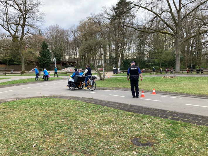 POL-OF: Ermittlungen wegen Gefährdung des Straßenverkehrs: Zeugen gesucht; Unfallflucht: Polizei bittet um Hinweise zu unbekannten Radfahrer und mehr