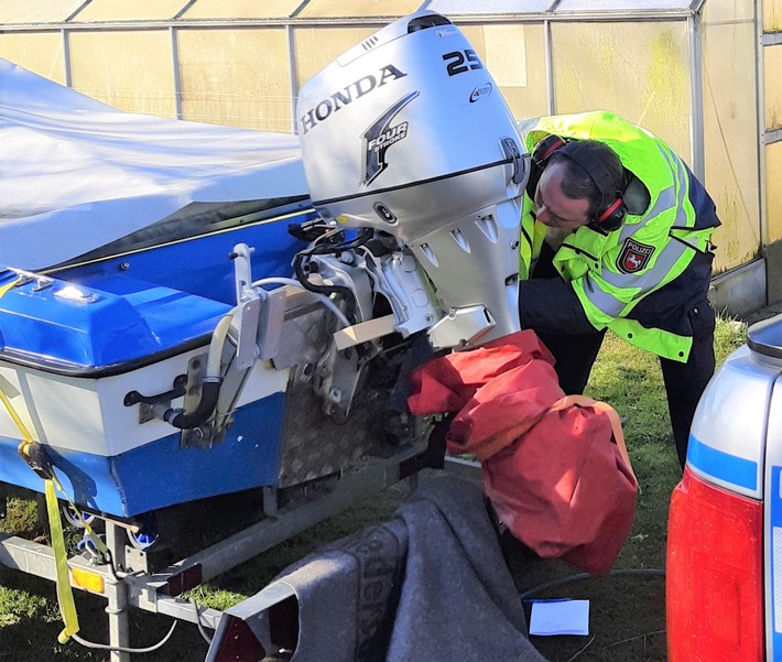 WSPI-OLD: Codierung durch die Wasserschutzpolizei - der &quot;Fingerabdruck&quot; für ihr Boot. An der Oste sollen Diebstähle erschwert werden.