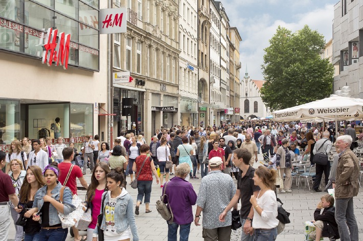 Dortmunder Westenhellweg ist meistbesuchte Einkaufsmeile Deutschlands / Jones Lang LaSalle erhebt Passantenfrequenzen in 170 Einkaufsstraßen (BILD)