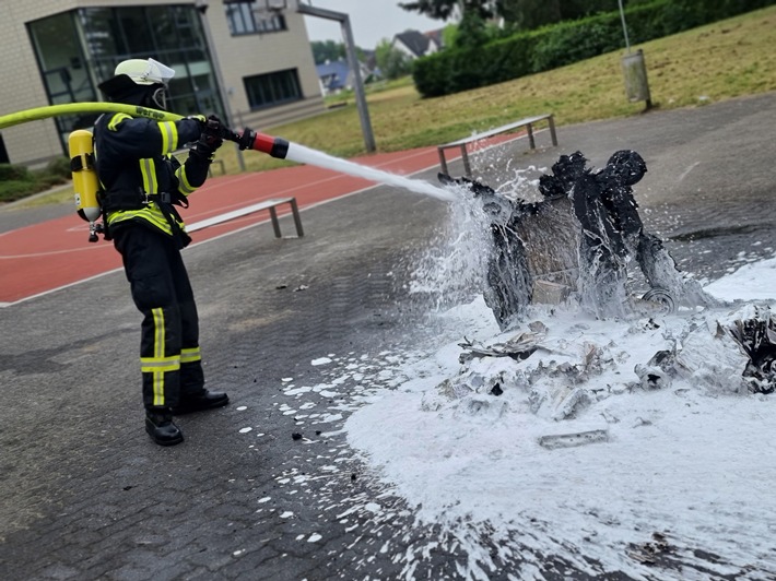 FW-WRN: FEUER_1 - LZ1 - Brennt große Mülltonne, auf freier Fläche, Schulhof am Minigolfplatz