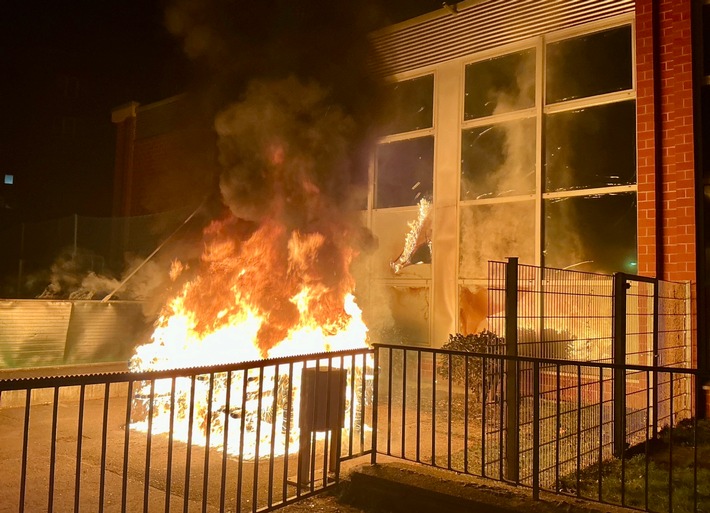 FW-E: Feuer an Sporthalle im Essener Ostviertel - Feuerwehr verhindert Brandausbreitung